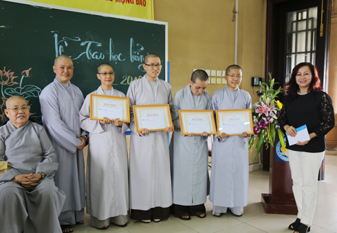 Tặng học bổng Lê Mộng Đào cho ni sinh Học viện Phật giáo Việt Nam
