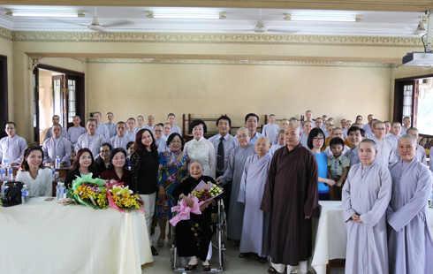 Tặng học bổng Lê Mộng Đào cho ni sinh Học viện Phật giáo Việt Nam