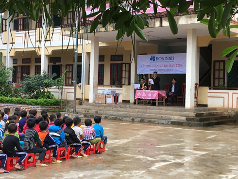 Hòa Bình tặng 25 máy tính cho học sinh Quảng Bình