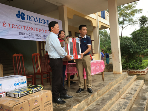 Hòa Bình tặng 25 máy tính cho học sinh Quảng Bình