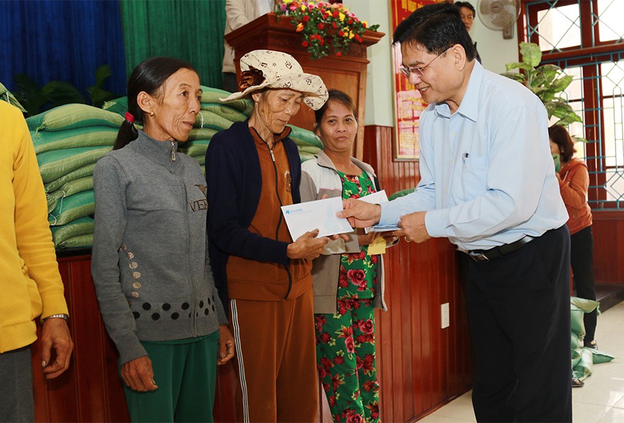 Tập đoàn Xây dựng Hòa Bình trao tặng 2.200 phần quà Tết tại Quảng Nam và TP.HCM
