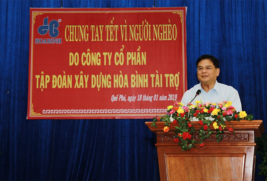 Tập đoàn Xây dựng Hòa Bình trao tặng 2.200 phần quà Tết tại Quảng Nam và TP.HCM