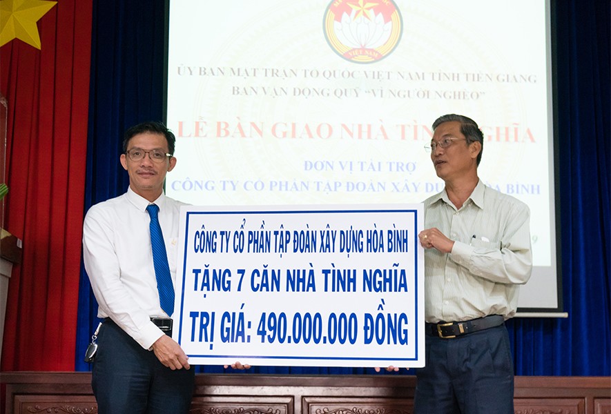 Tập đoàn Xây dựng Hòa Bình trao tặng  7 căn nhà tình nghĩa tại Tiền Giang