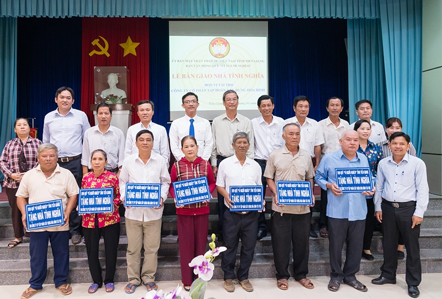 Tập đoàn Xây dựng Hòa Bình trao tặng  7 căn nhà tình nghĩa tại Tiền Giang