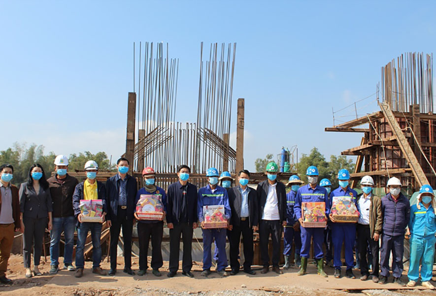 Trao tặng quà Tết của đồng chí Bí thư Tỉnh ủy Quảng Ninh tới công nhân thi công cầu Ka Long 2 Móng Cái thuộc dự án cao tốc Vân Đồn- Móng Cái