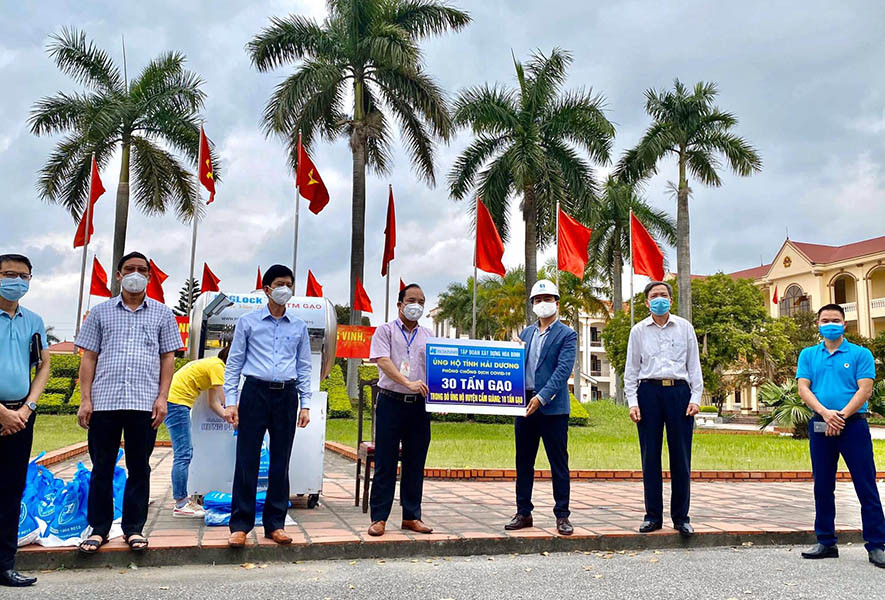 Xây dựng Hòa Bình ủng hộ 30 tấn gạo, chung tay xây dựng ATM gạo tại Hải Dương