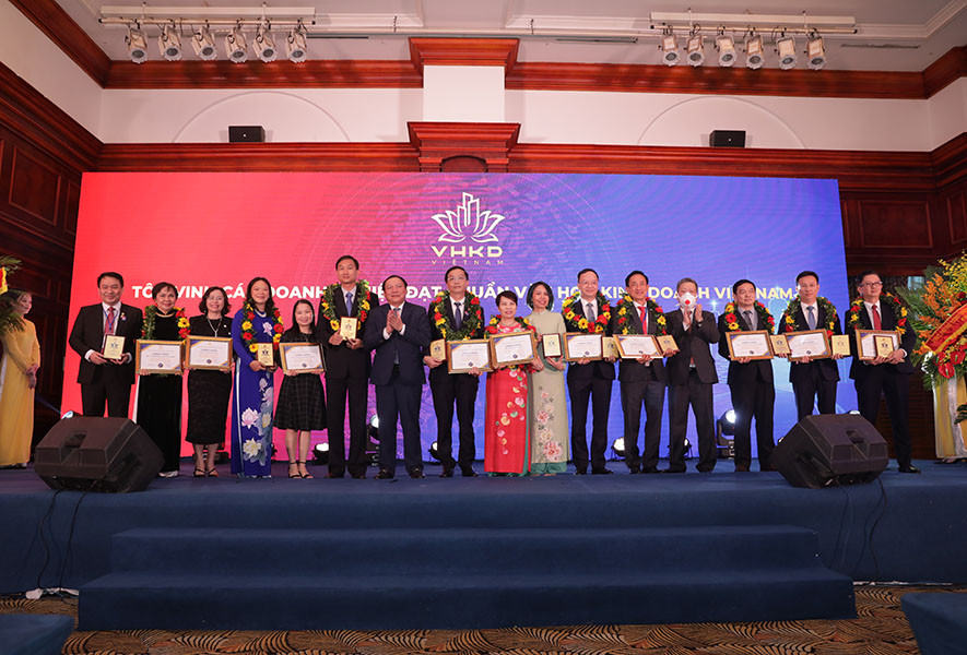 Hòa Bình nhận Top 10 Doanh nghiệp đạt chuẩn văn hóa kinh doanh Việt Nam