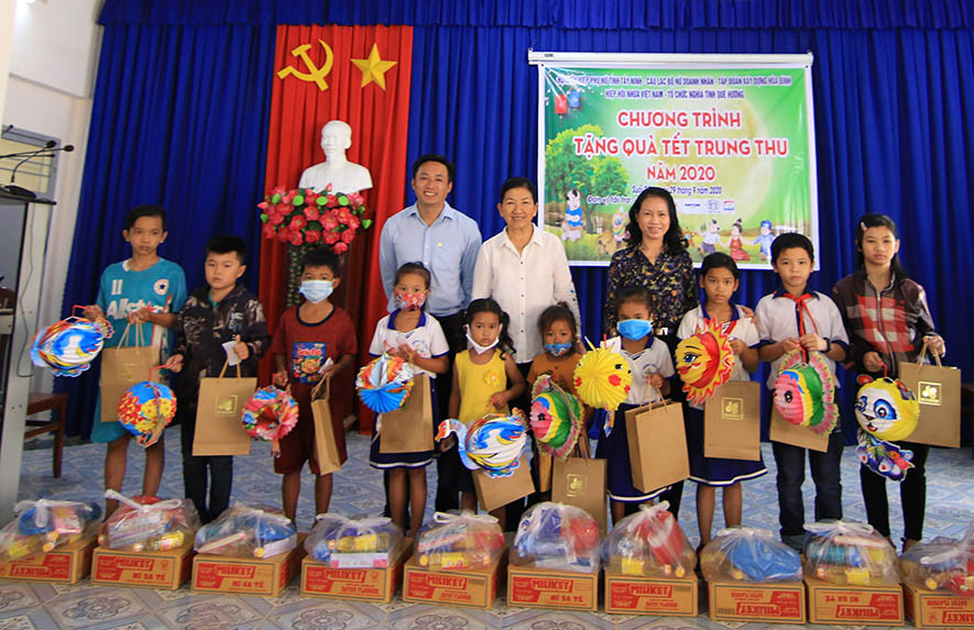 Trung thu cho trẻ em nghèo tại Tây Ninh 