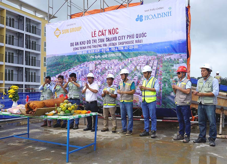 Tập đoàn Xây dựng Hòa Bình cất nóc vượt tiến độ công trình Phố thương mại tại Phú Quốc