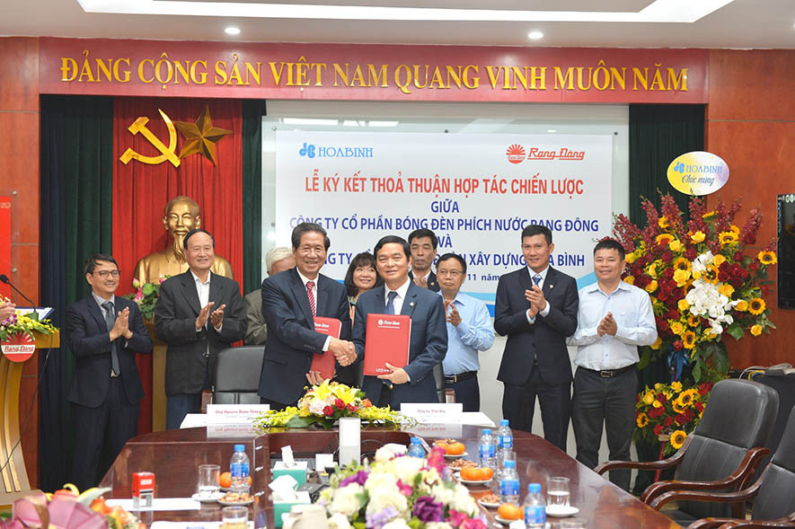 Tập đoàn Xây dựng Hòa Bình và Công ty CP Bóng đèn phích nước Rạng Đông ký hợp tác chiến lược