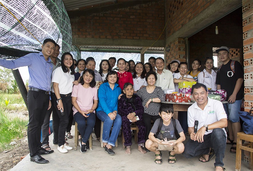 Tập đoàn Xây dựng Hòa Bình trao tặng hai căn nhà tình thương
