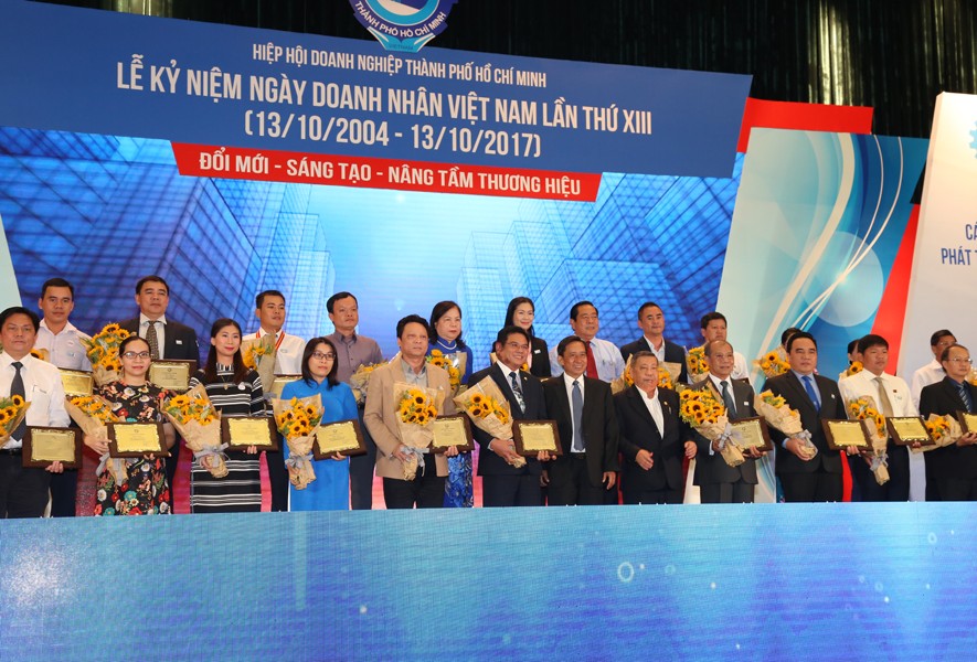Ngày 13/10/2017, tại Lễ kỷ niệm ngày Doanh nhân Việt Nam lần thứ 13, Hòa Bình được Hiệp hội Doanh nghiệp TP.HCM vinh danh Doanh nghiệp phát triển trên 30 năm 