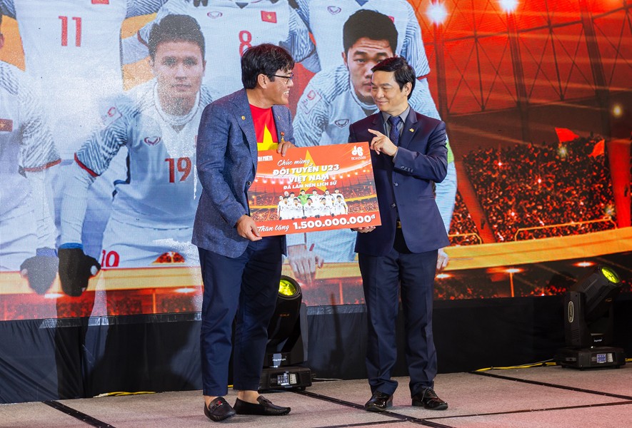 Hòa Bình trao thưởng cho đội tuyển U23 Việt Nam