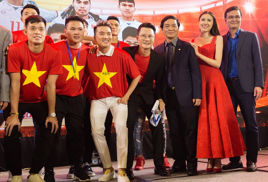 Hòa Bình trao thưởng cho đội tuyển U23 Việt Nam - 2