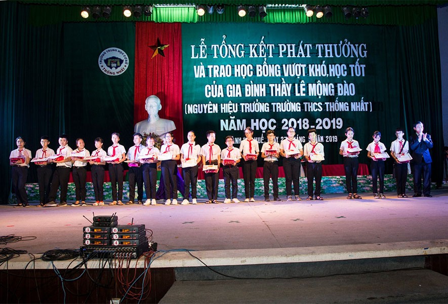 Trao tặng 100 suất học bổng Lê Mộng Đào tại Huế