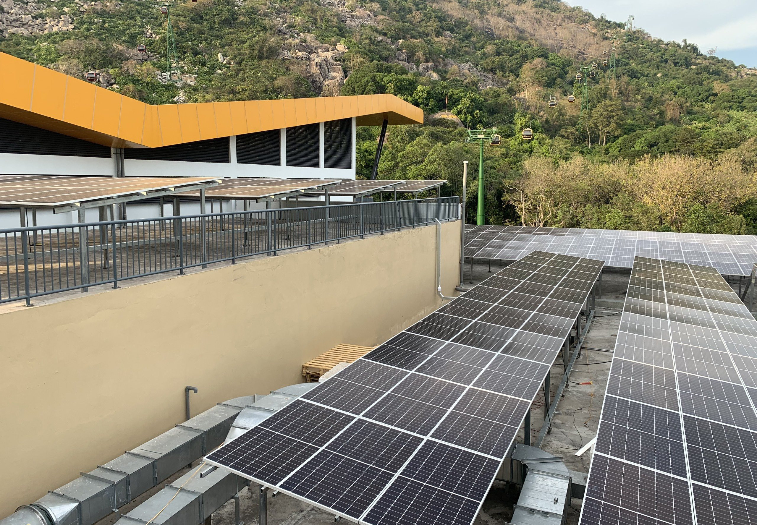 Hoà Bình và SOI hợp tác phát triển lĩnh vực năng lượng mặt trời
