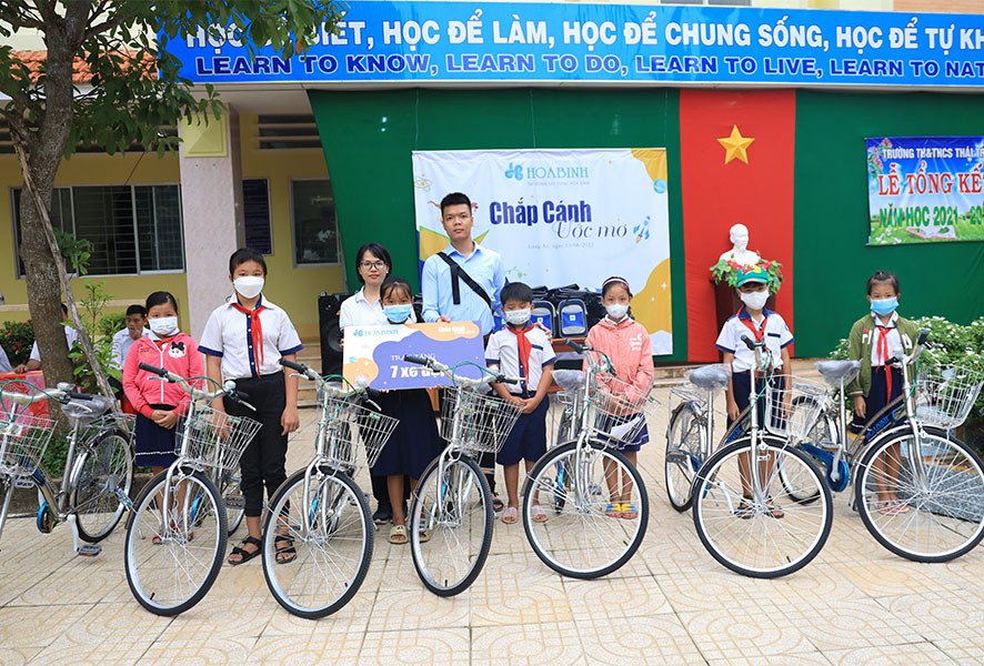 Chương trình Chắp cánh ước mơ của Tập đoàn Xây dựng Hòa Bình đã đến với trẻ em khó khăn của hai xã Vĩnh Bình và Thái Trị, thuộc huyện biên giới Vĩnh Hưng, tỉnh Long An. 