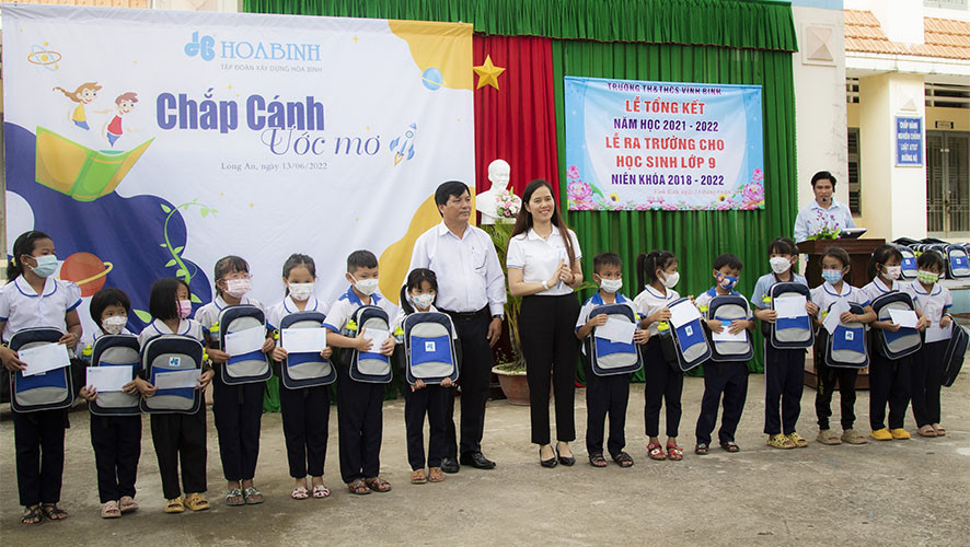 Chương trình Chắp cánh ước mơ của Tập đoàn Xây dựng Hòa Bình đã đến với trẻ em khó khăn của hai xã Vĩnh Bình và Thái Trị, thuộc huyện biên giới Vĩnh Hưng, tỉnh Long An. 