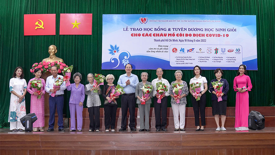 Hòa Bình trao tặng học bổng cho 25 em mồ côi do Covid-19 của Quận Bình Tân