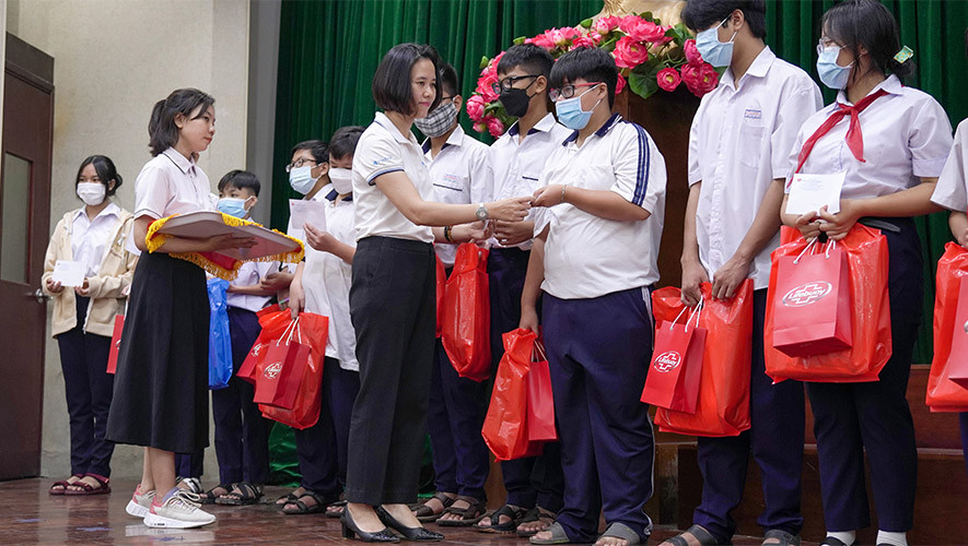 Hòa Bình trao tặng học bổng cho 25 em mồ côi do Covid-19 của Quận Bình Tân