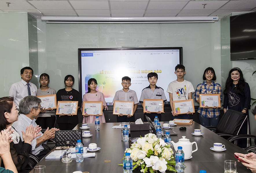 Trao tặng 83 suất học bổng Lê Mộng Đào cho con em nhân viên Tập đoàn Xây dựng Hòa Bình